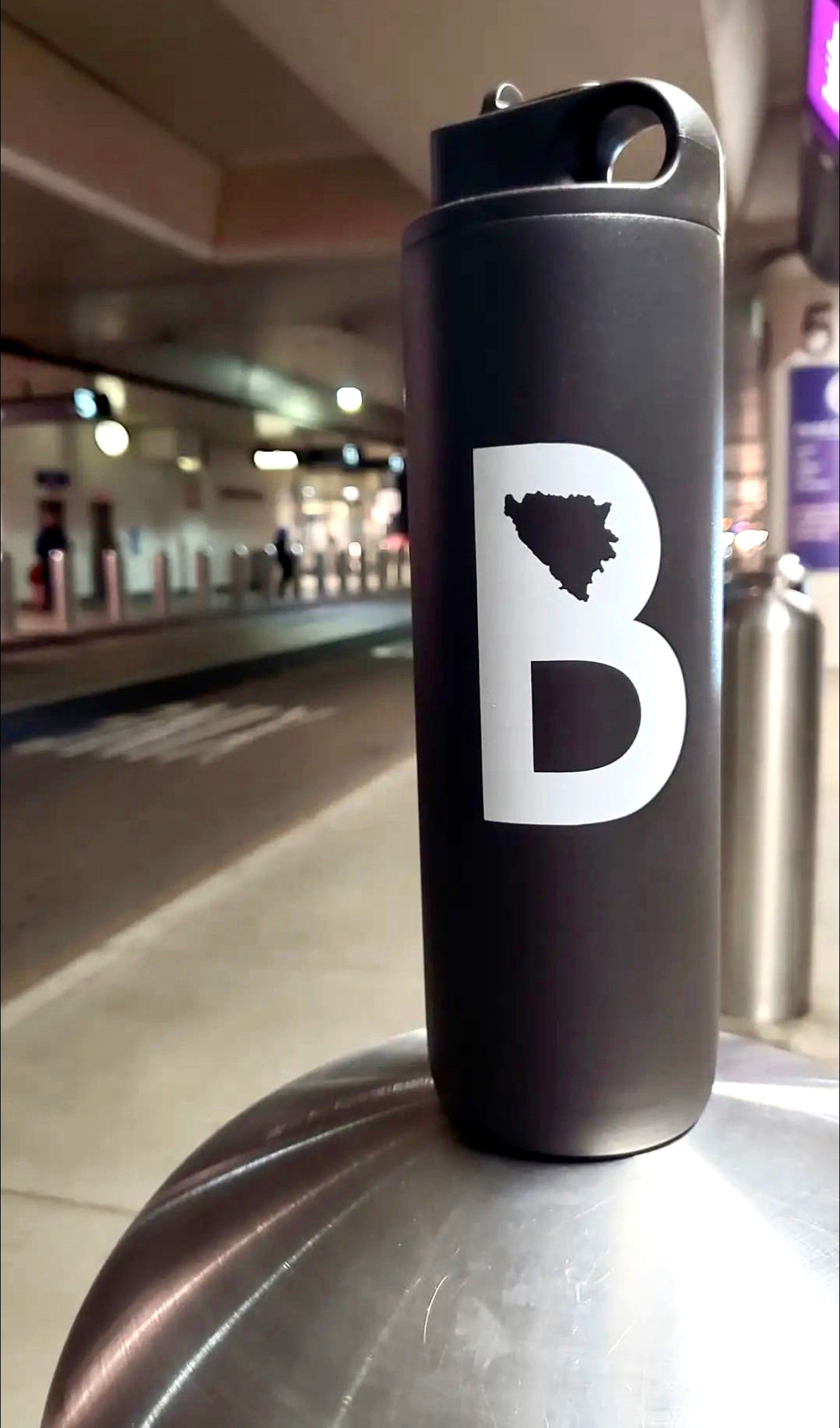 B-Letter ACTIVE TUMBLER 800ml / 27oz (black)